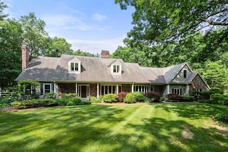 8 Pleasant St, Dover, MA 02030