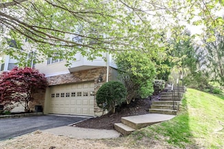 21 Woodcrest Ln, Danbury, CT 06810