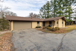 12315 Kingston Way, Dubuque, IA 52001