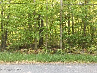 3 Hillcrest Dr, Pocono Pines, PA 18350