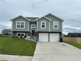 1004 NW 3rd St, Oak Grove, MO 64075