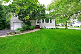 187 Tanners Pond Rd, Garden City, NY 11530