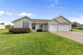 102 Lois Ln, Fruitland, IA 52749