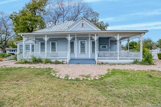 1201 10th St, Hondo, TX 78861