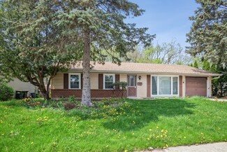 710 Springfield Dr, Roselle, IL 60172