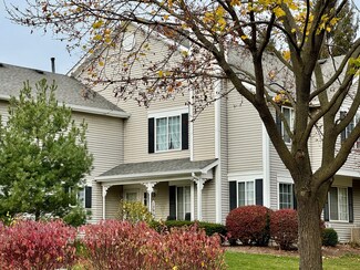 1292 Sandhurst Ln Unit 2, South Elgin, IL 60177