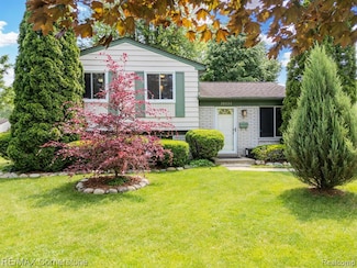 39333 Cheshire St, Westland, MI 48186