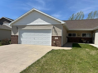 833 35th St S, Moorhead, MN 56560