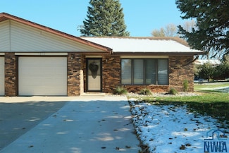 1612 Linden St, Hull, IA 51239