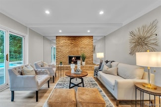 31037 N Park Dr, Farmington Hills, MI 48331