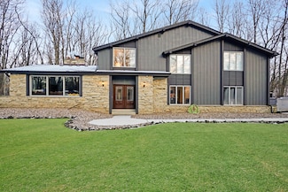 1116 Kings Rd, Hartford, WI 53027