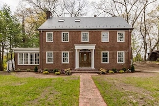 29 Gammons Rd, Waban, MA 02468