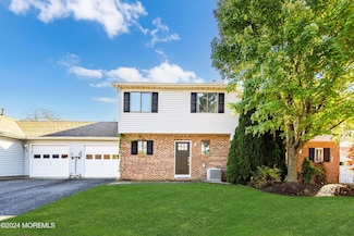 3 Tracey Ct, Howell, NJ 07731
