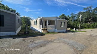 16 Surf Dr, Finleyville, PA 15332