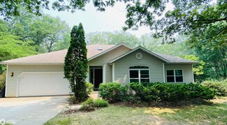 2441 Peach Ave, Fairfield, IA 52556