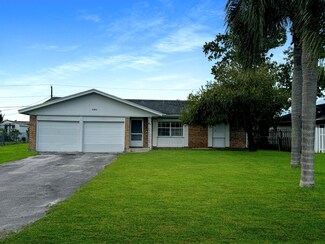 591 SE Crosspoint Dr, Port Saint Lucie, FL 34983