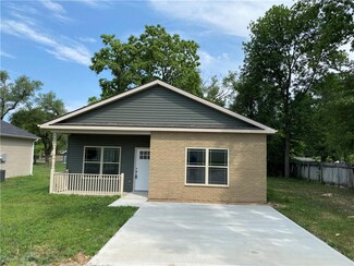 103 S Street Charles St, Windsor, MO 65360