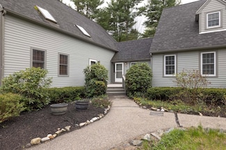 60 Glengarry Dr, Stratham, NH 03885