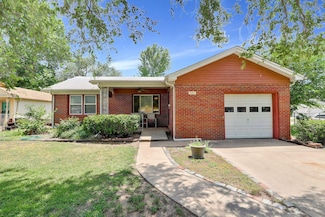 327 Anita Dr, Haysville, KS 67060