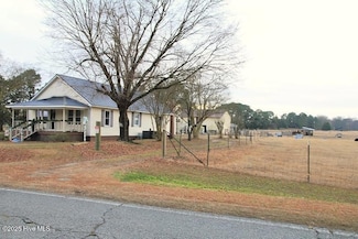 705 Lake Artesia Rd, Turkey, NC 28393