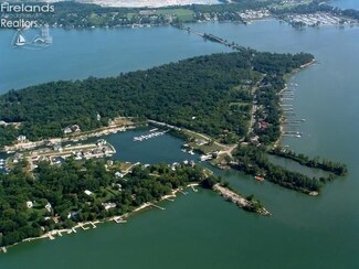 3945 E Baycliffs Dr, Lakeside Marblehead, OH 43440