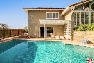 4748 Round Top Dr, Los Angeles, CA 90065