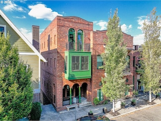 121 SW Gibbs St, Portland, OR 97239