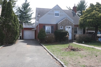 22 Primrose Dr, New Hyde Park, NY 11040