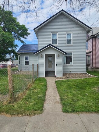 726 E 2nd St, Redfield, SD 57469