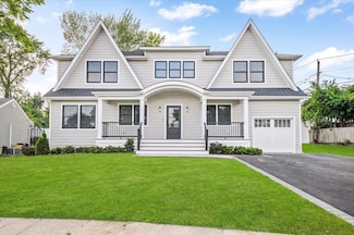 4 Haven Ln, Old Bethpage, NY 11804