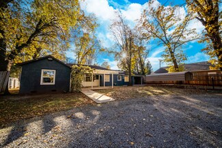 1621 Mistletoe Ln, Redding, CA 96002