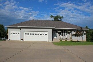 905 N 5th St, Manchester, IA 52057