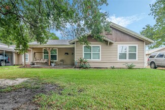 304 S 4th St, Highlands, TX 77562