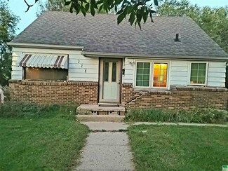 228 S Leonard St, Sioux City, IA 51103