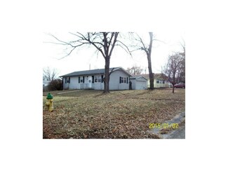 1013 Utah St, Hiawatha, KS 66434