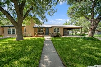 908 29th St, Hondo, TX 78861