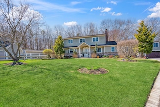 8 Beverly Ct, Farmingville, NY 11738