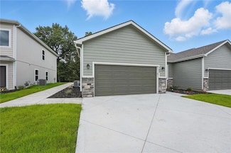 789 Highland Dr, Edwardsville, KS 66111