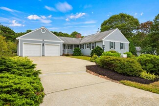 35 Club House Dr, Pocasset, MA 02559