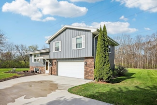 4495 S South Valley Ln, New Berlin, WI 53146