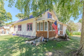 172 Iowa St, Arnolds Park, IA 51331