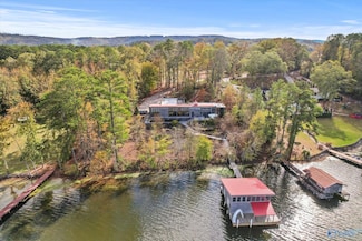 3156 Lakeshore Dr, Scottsboro, AL 35769