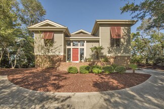 522 Pelican Dr E, Atlantic Beach, NC 28512