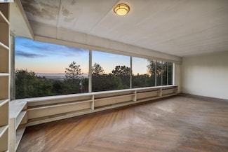 5915 Rincon Dr, Oakland, CA 94611