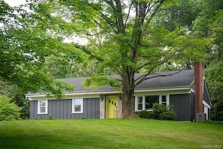 1 Hennessey Ln, Poughkeepsie, NY 12603