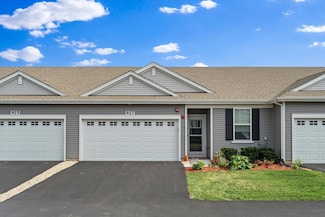 927 Darwin St, North Aurora, IL 60542