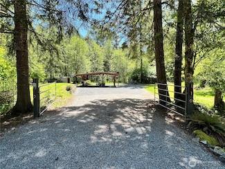 191 Paradise Dr, Eatonville, WA 98328