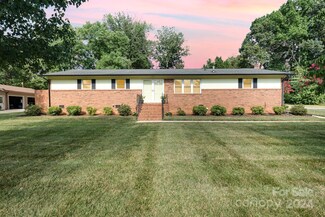 6308 Sunset Cir, Charlotte, NC 28216