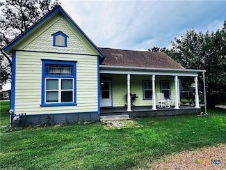 317 Crittenden St, Yoakum, TX 77995