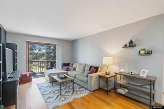 272 Parkside Ln, Lincoln, NE 68521